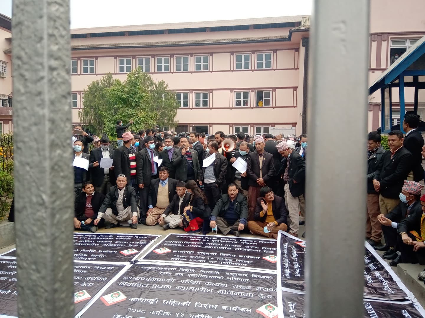 सर्वोच्चको गेटमा प्रहरी र कानुन व्यवसायीबीच घम्साघम्सी, अधिवक्ता लक्ष्मी पोखरेल घाइते